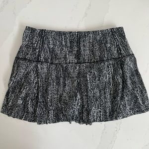 LuluLemon Black and White Tennis Skirt- EXCELLENT CONDITION